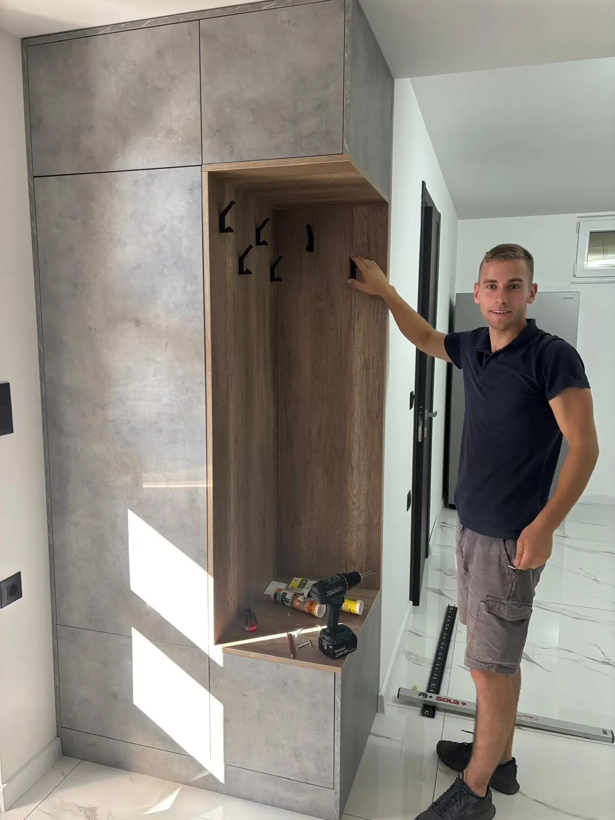 Matej Švraka uz ugrađeni ulazni element tijekom završnih radova